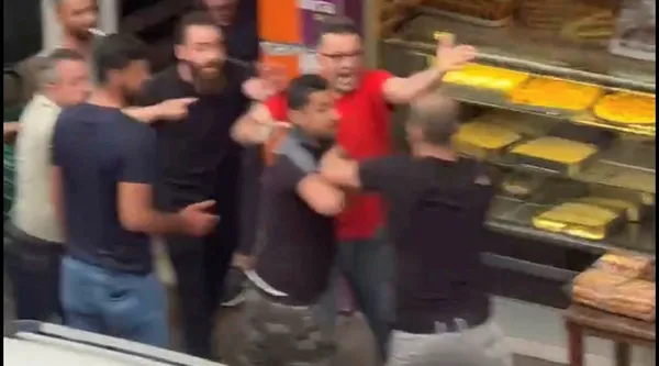 yemek-yedigi-lokantada-hesabi-odemedi-sopali-yumruklu-kavga-cikti-1656048201954.jpg Yemek yediği lokantada hesabı ödemedi! Sopalı yumruklu kavga çıktı-2