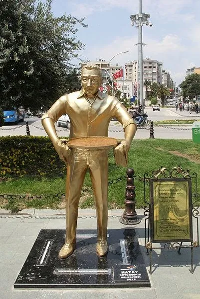 Hatay'daki 'Künefeci Adam' heykeline yeni tepsi-3
