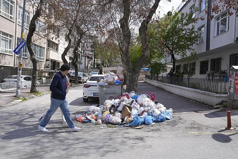 İkramiyesi ödenmeyen belediye işçileri, iş yavaşlatarak çöpleri toplamadı. (AA)