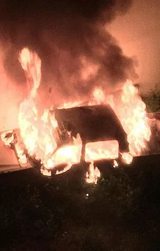 Sivas'ta boş arsada park halinde bulunan kamyonet alev alev yandı