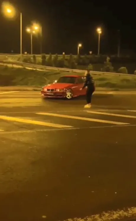 kiz-arkadasinin-etrafinda-drift-yapan-ve-ceza-yememek-icin-otomobilinin-plakasini-surucunun-yakalanmasi-icin-calisma-baslatildi-1618760982348.jpg Kız arkadaşının etrafında drift yapan ve ceza yememek için otomobilinin plakasını söken sürücü aranıyor-3