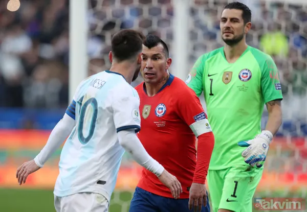 Messi ve Medel fena kapıştı! Kırmızı kartlar havada uçuştu - 45