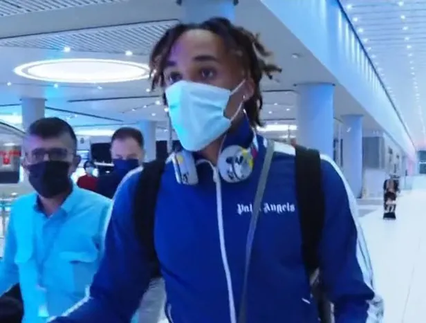 galatasarayin-yeni-transferi-sacha-boey-istanbula-geldi-1627249016126.jpg Galatasaray'ın yeni transferi Sacha Boey İstanbul'a geldi-3