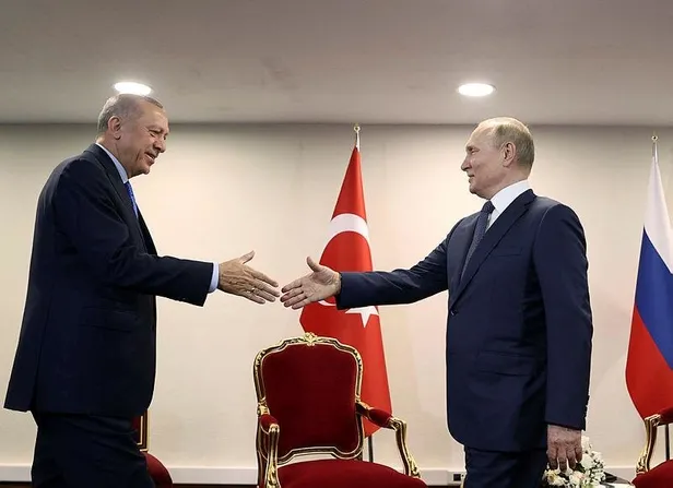 putin-baskan-erdogani-1-dakika-ayakta-bekledi-sandalyeleri-ve-duvarlari-inceledi-1658265046657.jpeg Putin, Başkan Recep Tayyip Erdoğan'ı 1 dakika ayakta bekledi: Sandalyeleri ve duvarları inceledi-3
