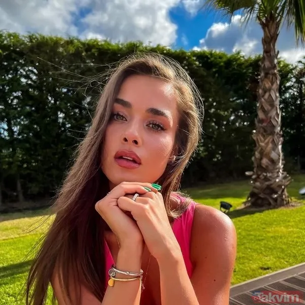 Bensu Soral ‘set günü’ deyip vücudunu sardığı havlusuyla paylaştı! Kamera arkası pozu sosyal medyayı salladı! Duru güzelliğiyle... - 4