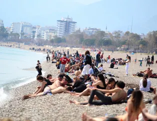 Antalya'da sıcaklık 20 dereceyi bulunca turistler sahile akın etti