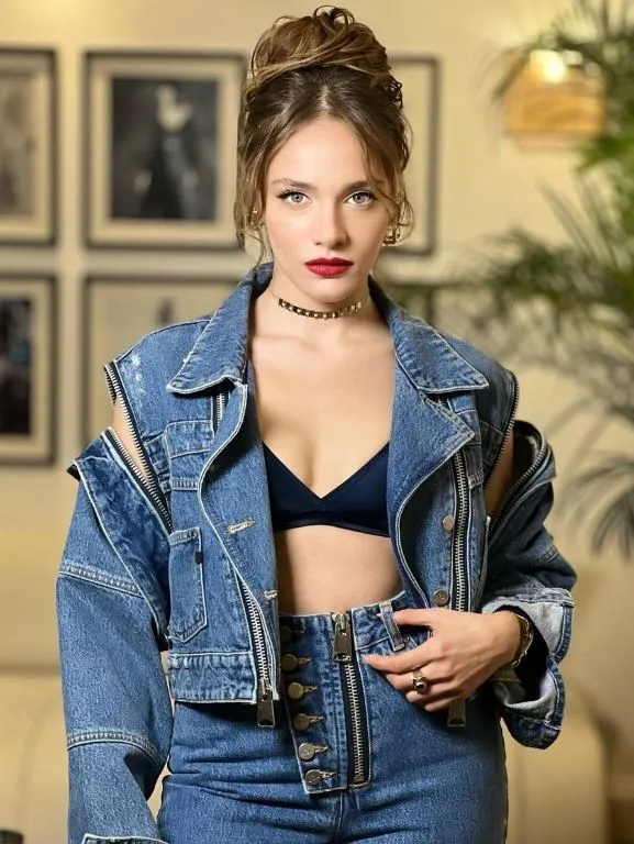 24-yasinda-54-kilo-olma-sirri-2-yontemle-evrim-gecirdi-kubilay-aka-ve-ogulcan-engin-bin-pisman-1701698482453.jpg Miray Daner 2 yöntemle bambaşka birine dönüştü! 36 beden olma sırrı! 24 yaşında 54 kiloya düştü-3