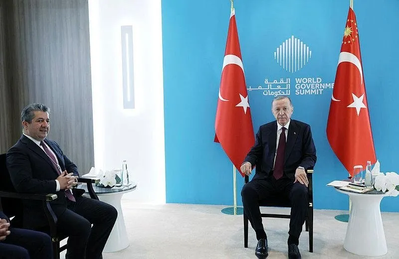 Başkan Erdoğan, onur konuğu olarak katıldığı ʺGeleceğin Hükümetlerini Şekillendirmekʺ teması altında düzenlenen Dünya Hükümetler Zirvesi'ndeki ikili temasları kapsamında, Irak Kürt Bölgesel Yönetimi (IKBY) Başbakanı Mesrur Barzani'yi kabul etti.