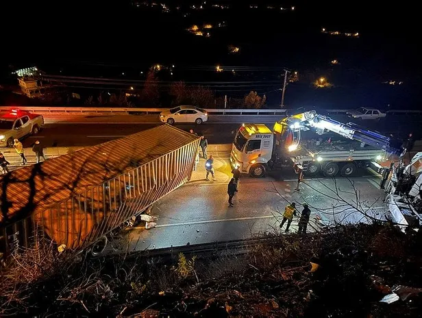 hatay-belende-konteyner-yuklu-tir-evin-duvarina-carpti-2-kisi-yaralandi-1640654623271.jpeg Hatay Belen'de konteyner yüklü tır evin duvarına çarptı! 2 kişi yaralandı-4