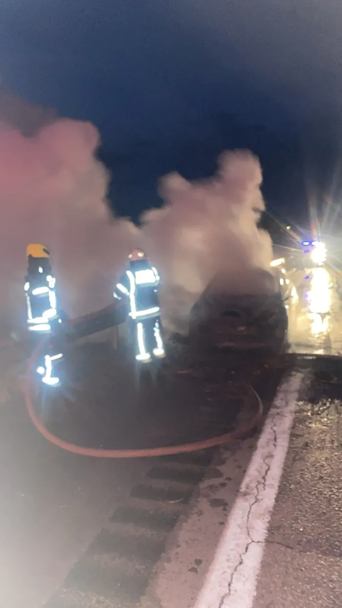 Son dakika: Mersin'de seyir halindeki otomobil bir anda alev aldı-1