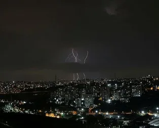 İstanbul’da şimşekler geceyi aydınlattı