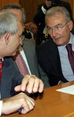 Deniz Baykal ‘Darbeci askerler sivil mahkemede yargılansın’ dedi, yasanın Meclis’ten geçtiği gece kasedi yayınlandı