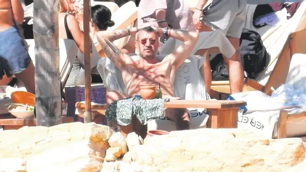 Tümer Metin ve Gamze Topuz’un 7 yıllık aşkı bitti! Soluğu Çeşme’de aldı