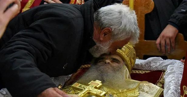 Koronavirüsten ölen Karadağ Sırp Ortodoks Kilisesi Başpikoposu Amfilohije Radoviç’i cenazesinde öptüler