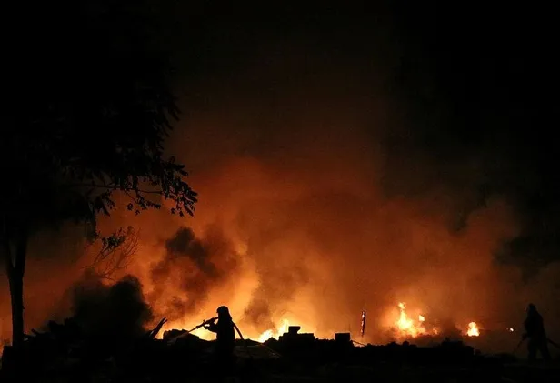Son dakika: İzmir'de hurda deposunda yangın-1