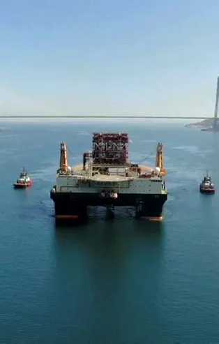 İstanbul Boğazı'nda alarm! Dev petrol arama gemisi...