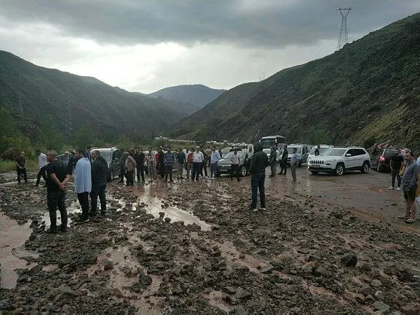 son-dakika-erzurum-artvin-kara-yolunda-heyelan-1596390621665.jpeg