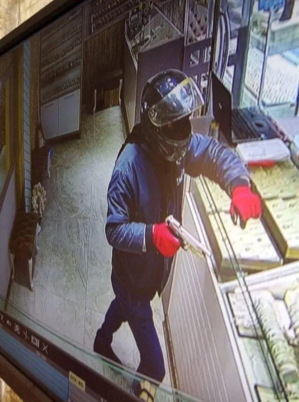 Tokat'ta inanılmaz kuyumcu soygunu! Bomba süsü verdiği paketle altınları çaldı-1