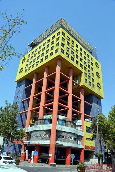 Arama motoru Google’da ’dünyanın en saçma binası’ olarak tanınan Kahramanmaraş’taki yapının maketi yapıldı