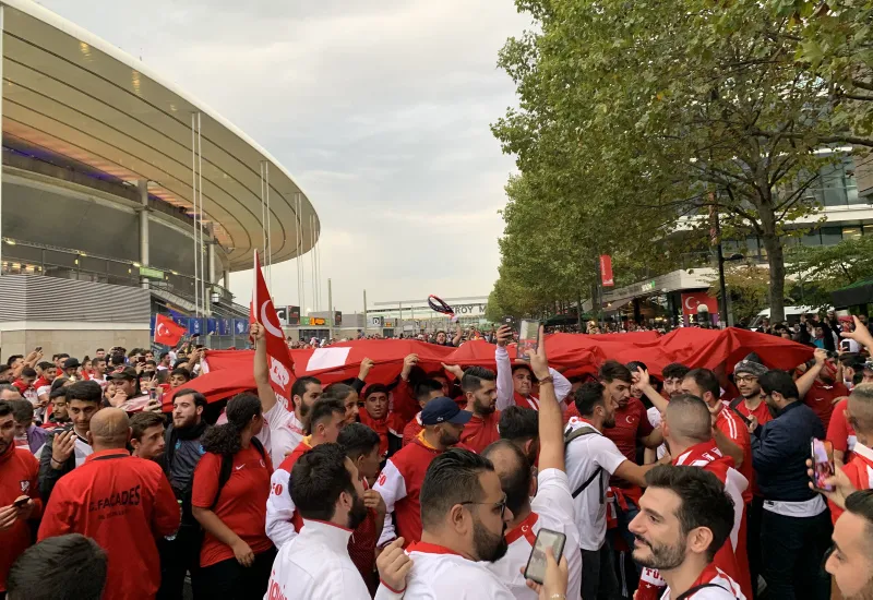 Türk bayrağını alan Stade de France'a koştu! Fransa-Türkiye maçı öncesi renkli görüntüler... - 1