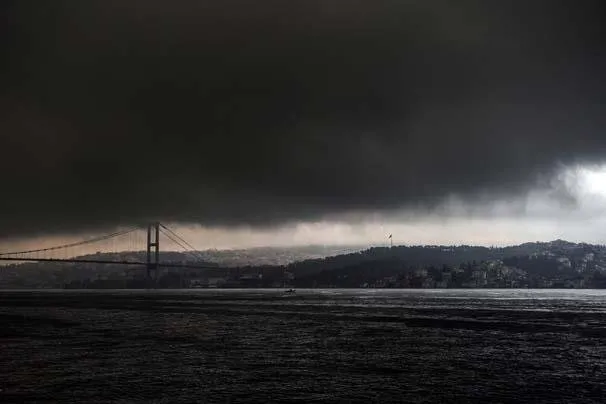 istanbul bogazi ni kara bulutlar kapladi takvim