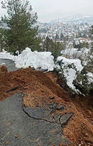Mersin'de heyelan! Yol trafiğe kapandı