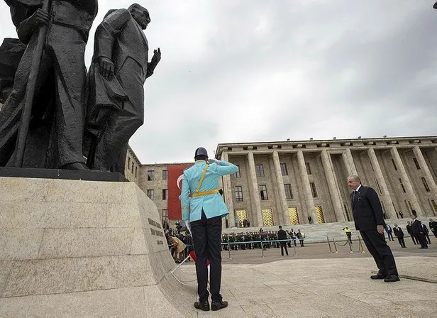 TBMM'nin 103. yılında devlet erkanı Anıtkabir'i ziyaret etti! Mustafa Şentop Anıtkabir Özel Defteri'ni imzaladı-5