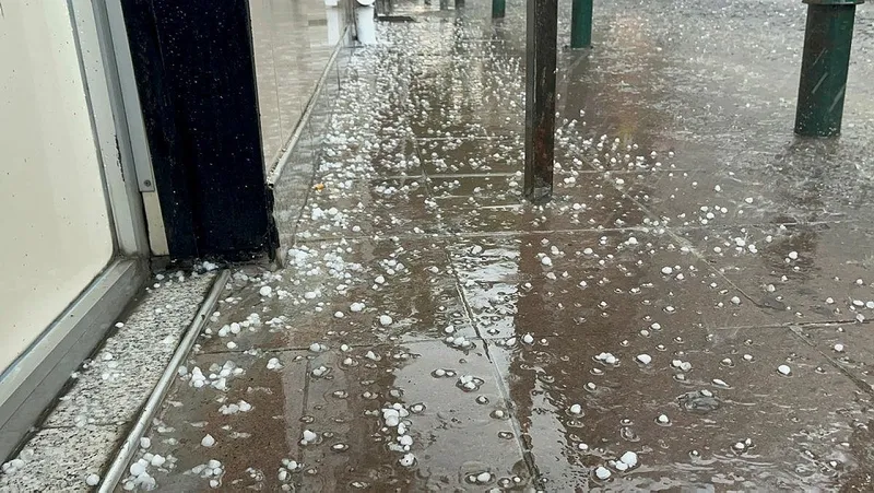 eskisehirde-saganak-yagis-ve-dolu-hayati-felc-etti-vatandaslar-siginacak-yer-aradi-1716389801749.jpeg Eskişehir'de sağanak yağış ve dolu hayatı felç etti: Vatandaşlar sığınacak yer aradı-2