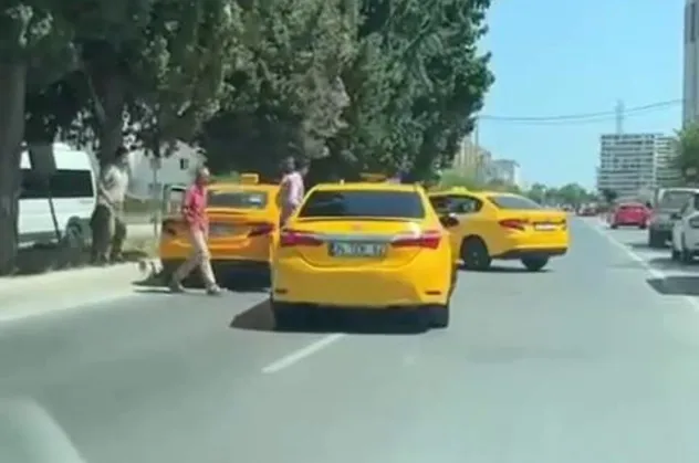 Esenyurt'ta taksici terörü! Yokuşta aracı kaldıramayan kadın sürücü adayına saldırdılar