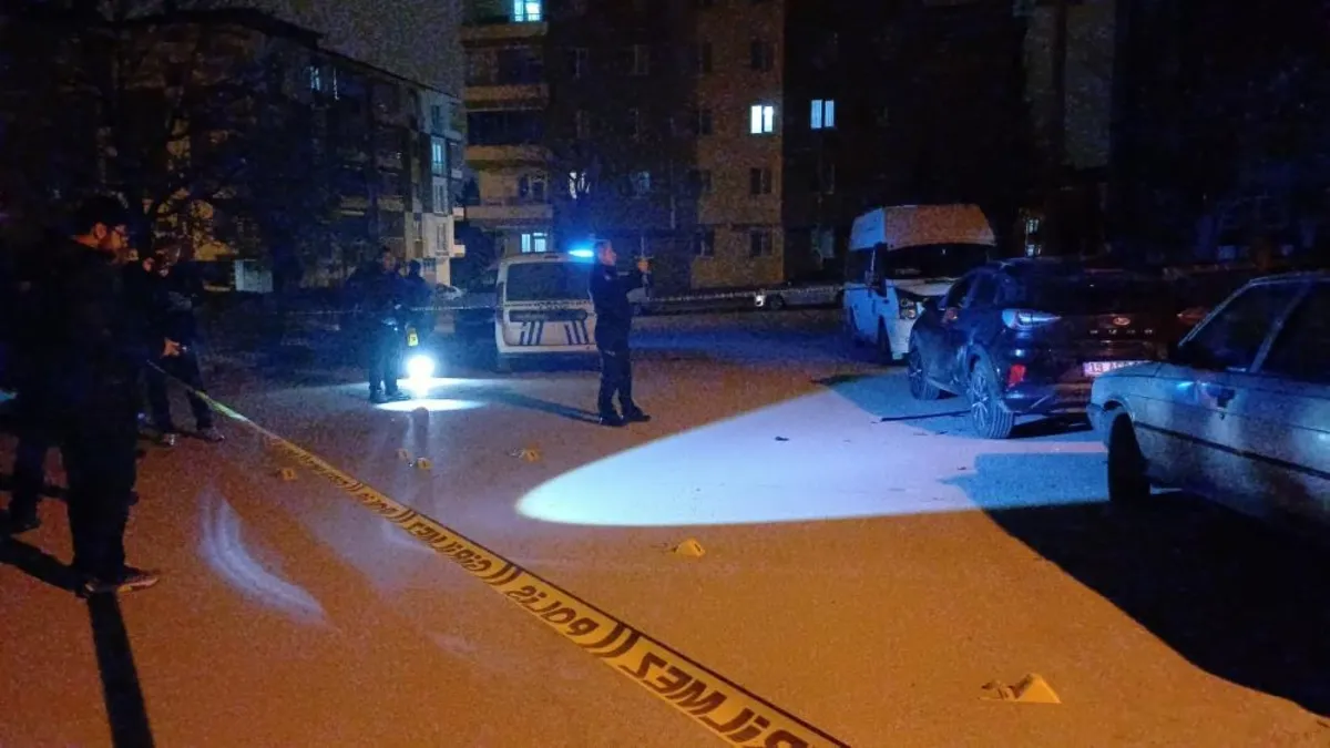 Çorum'da akılalmaz olay! Park halindeki araca kurşun yağmuru