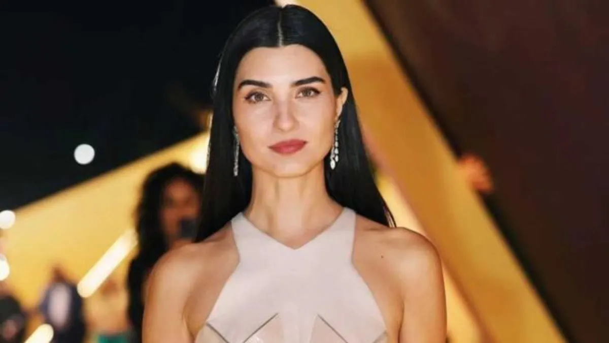 Ödül töreninde dil karışıklığı! Tuba Büyüküstün’den Türkçe düzeltme