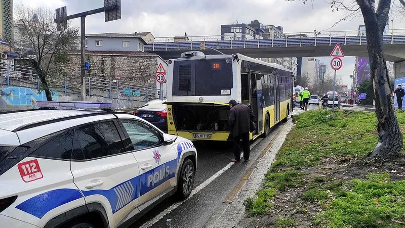 yine-iett-kazasiviraji-alamadi-alt-gecit-duvarina-carpti-1706525228143.jpeg Yine İETT çilesi! Beyoğlu'nda kaza Küçükçekmece'de arıza: Otobüsten zor çıktılar-2