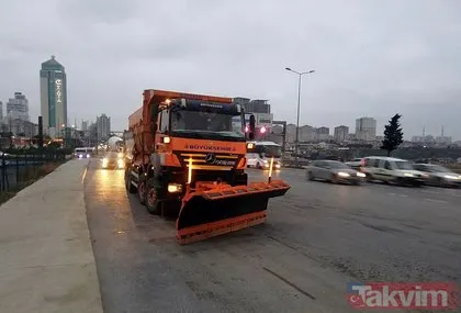 İstanbul’dan yılın ilk kar manzaraları! Kar küreme araçları hazır!