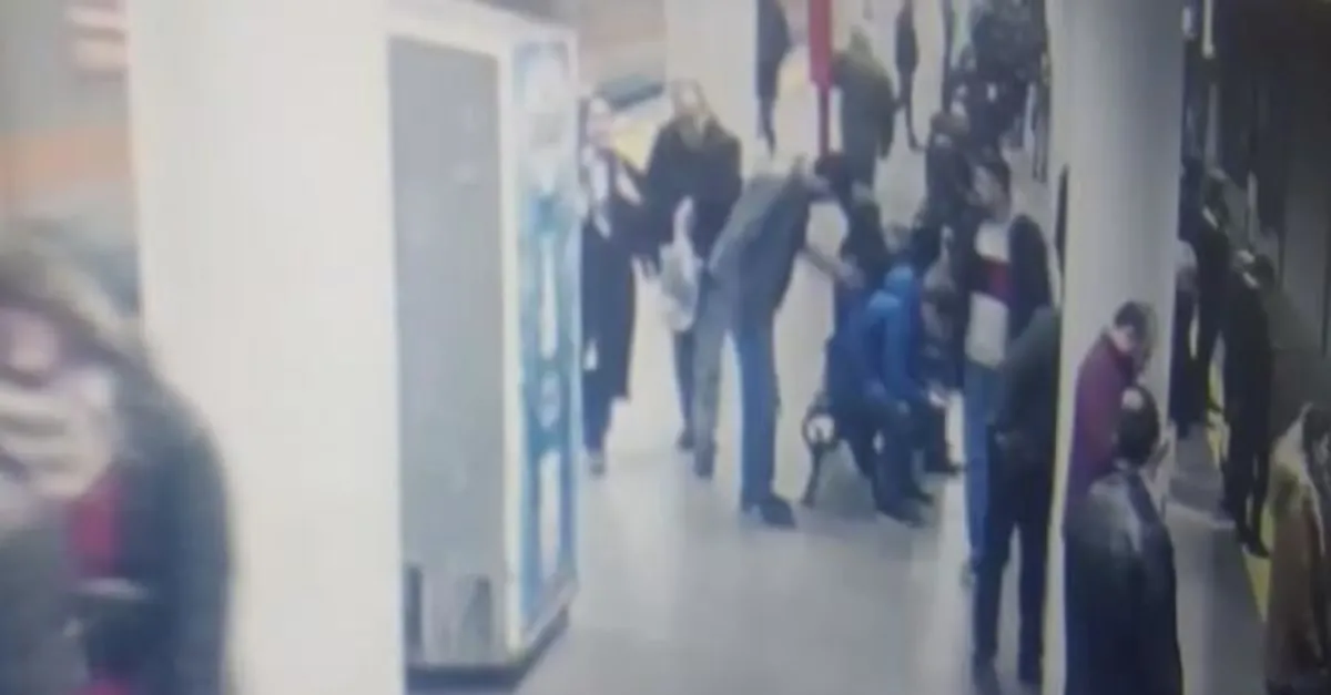 Son dakika: İstanbul Bayrampaşa’da metro istasyonunda polise saldırı kamerada