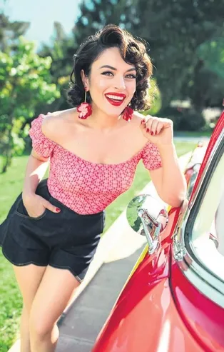 Ezgi Mola'dan 'fotoşoplu' bacak paylaşımı