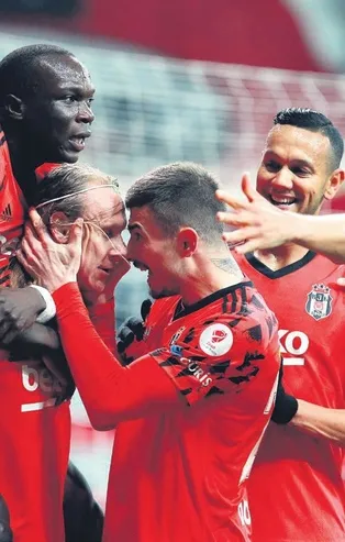 Ligde zirvede kupada finalde! Beşiktaş, Başakşehir'i yıktı