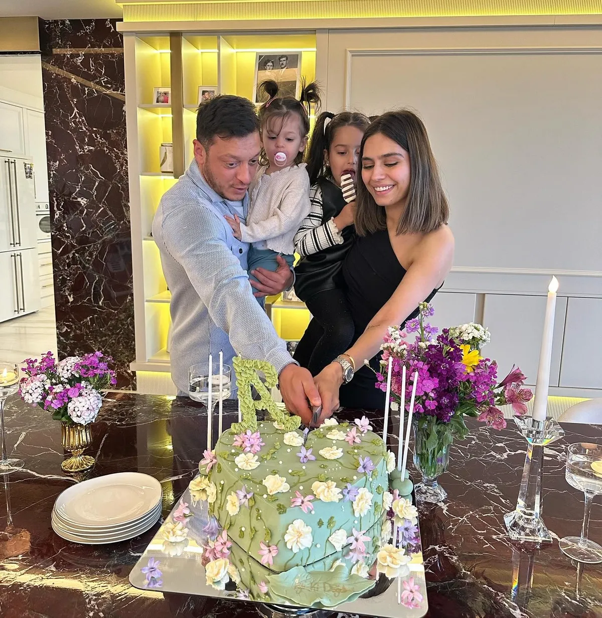 mesut-ozil-ile-amine-gulseden-kizlariyla-cekirdek-aile-paylasimi-1780754478144.jpg "Minik güzel ailem, Elhamdülillah" diyerek paylaştılar! Amine Gülşe ve Mesut Özil'den hayranlarını mest eden sıcacık kare-5