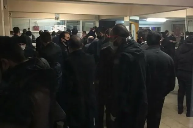CHP'li İBB İETT şoförlerine sosyal mesafe kuralı uygulamadan maske ve ekipman dağıtıyor