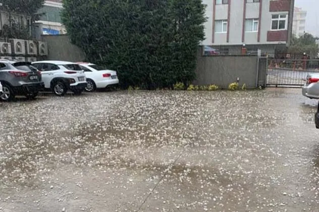 İstanbul'da gece oldu! Ceviz büyüklüğünde dolu yağdı