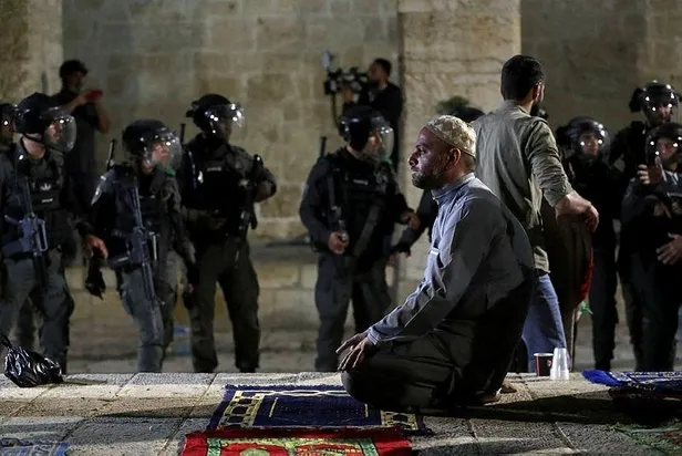 SON DAKİKA: Binlerce Filistinli sabah namazı için Mescid-i Aksa'ya akın etti!-2