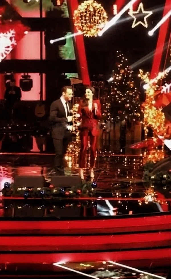 Hande Erçel O Ses Yılbaşı 2021'de Kerem Bursin'i öyle bir kandırmış ki! Hande Erçel sevgilisi olduğu söylenen Kerem Bürsin'i tufaya düşürdü-7