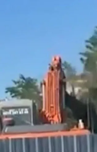 İBB'nin Üsküdar-Sultanbeyli metro hattında ağaçları söküp taşımak yerine iş makinesi ile katletmesi tepkilere neden oldu