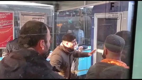 istanbulda-toplu-ulasimda-kriz-lalelide-tramvaya-binmek-isteyenler-arasinda-kavga-cikti-1618555083645.jpg