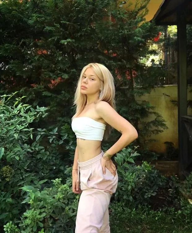 Survivor yarışmacısı Sancakay çıka çıka bakın kim çıktı yoksa torpilli mi ! Survivor'ın sarışın güzeli meğer ünlü teknik direktörün...-6