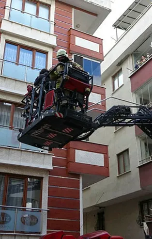 İstanbul Maltepe'de can pazarı! Yangında mahsur kalanları itfaiye kurtardı