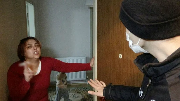 bursada-kiskanclik-krizi-gecirdi-ortaligi-birbirine-katti-1609062331509.jpg Bursa’da akıllara durgunluk veren olay! Kıskançlık krizine giren kadın ortalığı birbirine kattı-2