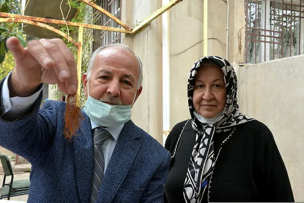 esinin-46-yil-once-hediye-ettigi-misir-puskulunu-hala-yaninda-tasiyor-1606306617941.jpg Eşinin 46 yıl önce hediye ettiği mısır püskülünü hala yanında taşıyor-6