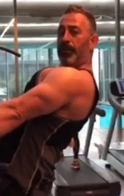 Cem Yılmaz'dan kaslı şov!