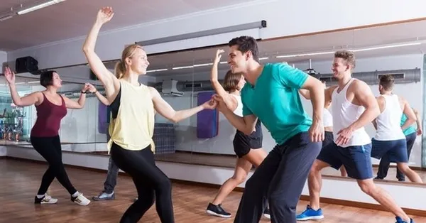 Rüyada oynamak ne anlama gelir? Rüyada müzik çalarken oynadığını görmek neye işarettir? Rüyada düğünde oynamak hayırlı mıdır?