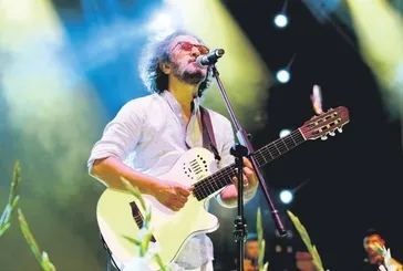 Fettah Can Kalamış’ta izdiham yarattı! Mekânda boş sandalye yok